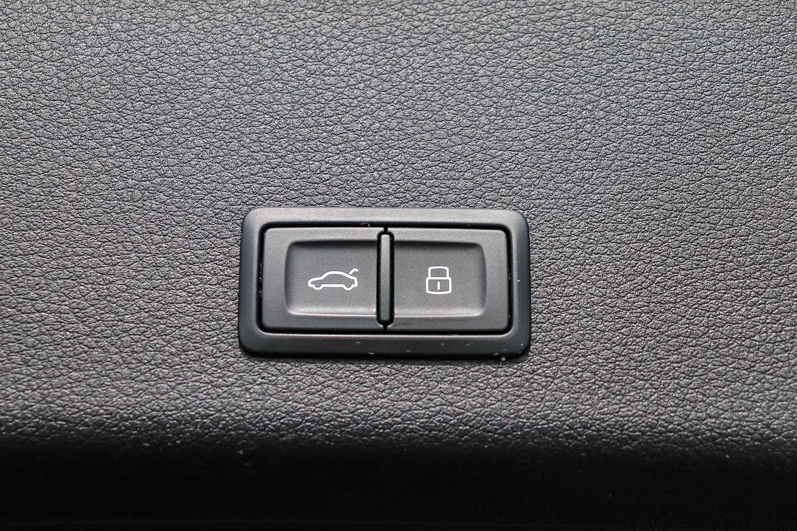 Used 2024 Audi Q8 e-tron Premium image 39