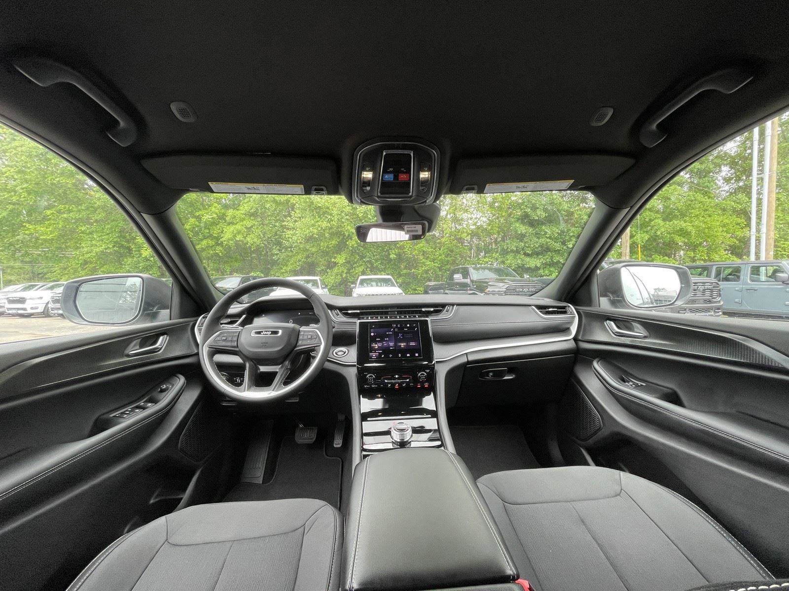 Used 2025 Jeep Grand Cherokee Laredo AWD/4WD image 14