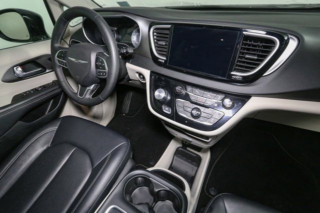 Used 2024 Chrysler Pacifica Touring-L FWD image 17