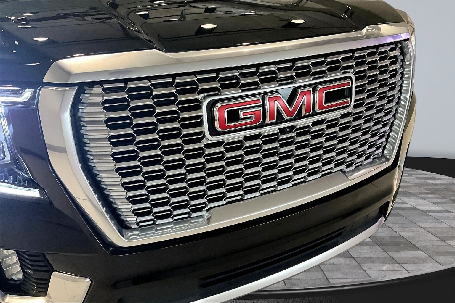 Used 2023 GMC Yukon XL Denali RWD image 32