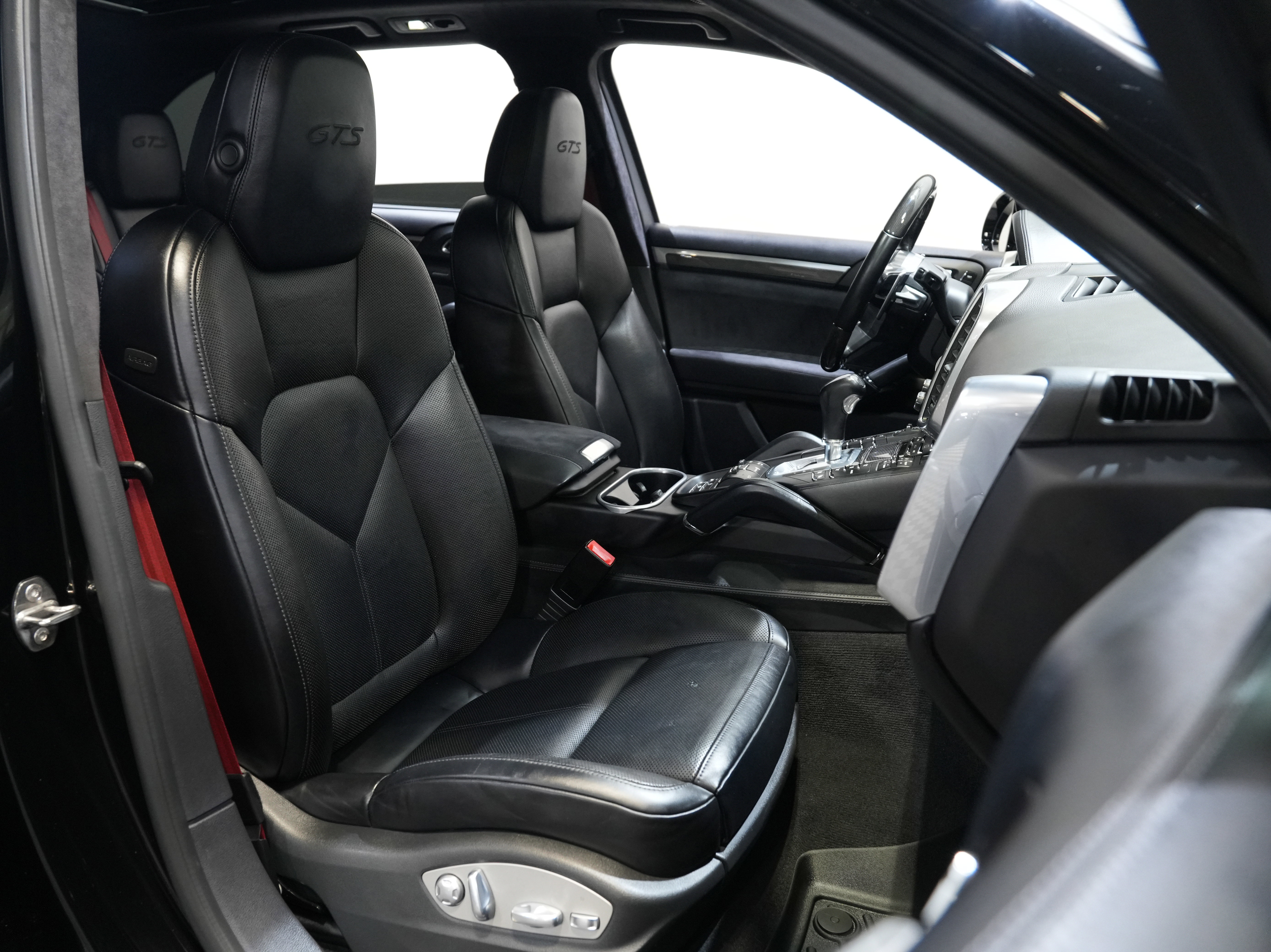 Used 2016 Porsche Cayenne GTS image 33