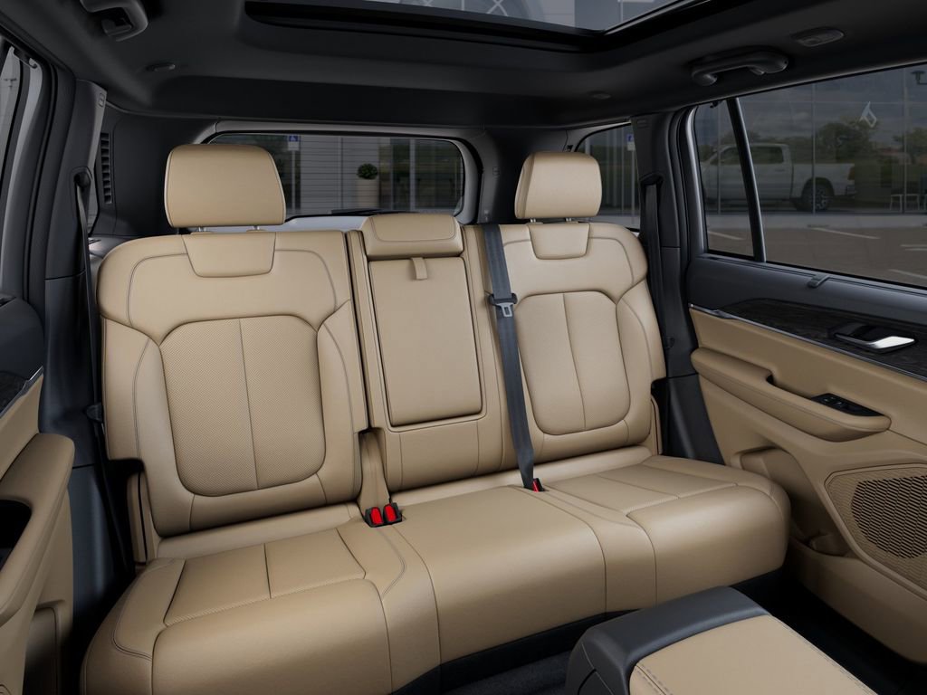 Used 2025 Jeep Grand Cherokee Limited w/ Luxury Tech Group II image 16