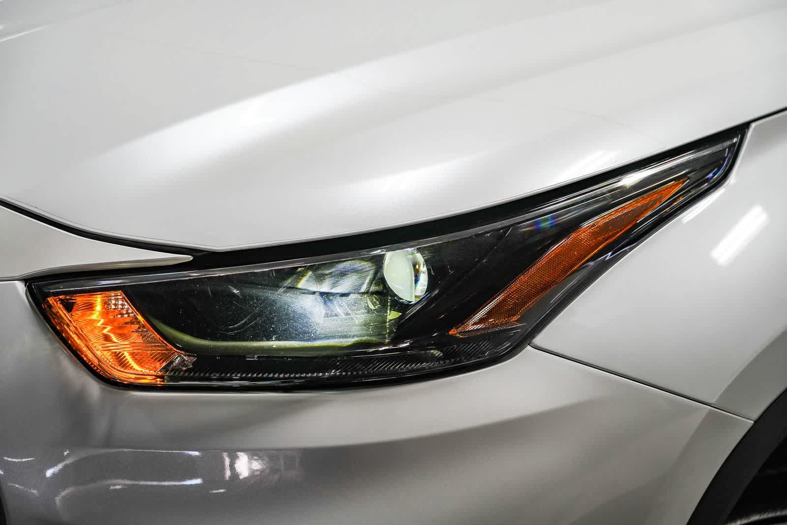 Used 2022 Toyota Highlander XLE AWD/4WD image 2