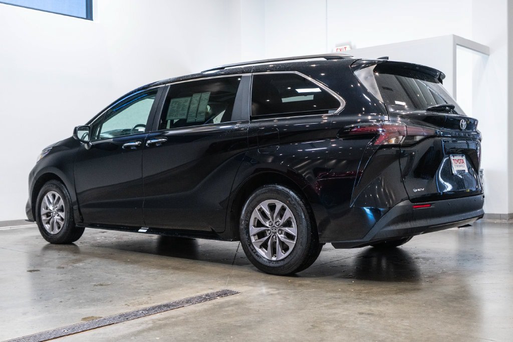 Used 2025 Toyota Sienna XLE FWD image 7