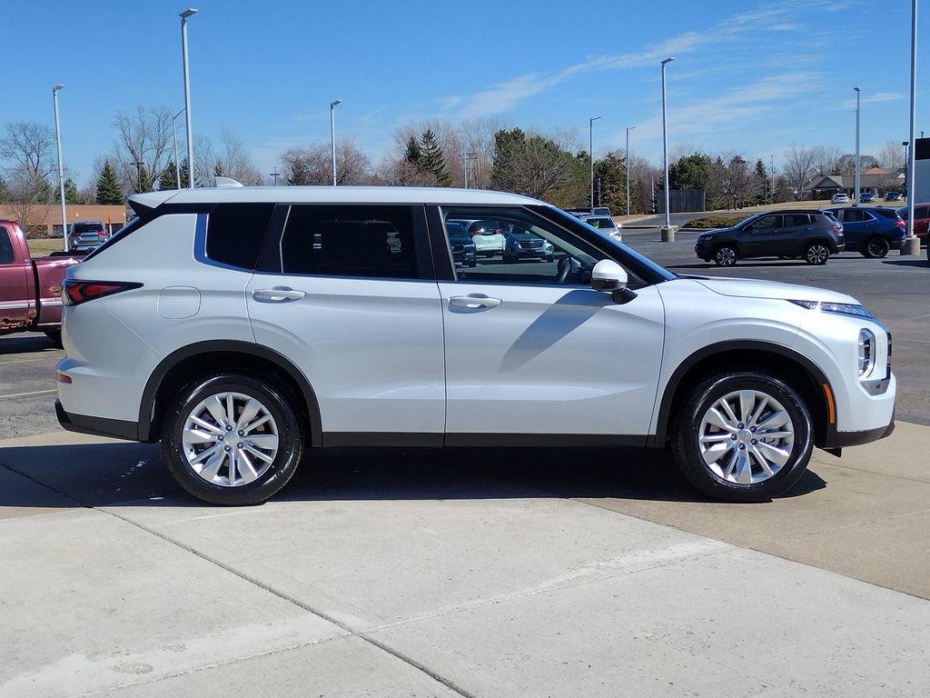 New 2026 Mitsubishi Outlander ES image 14