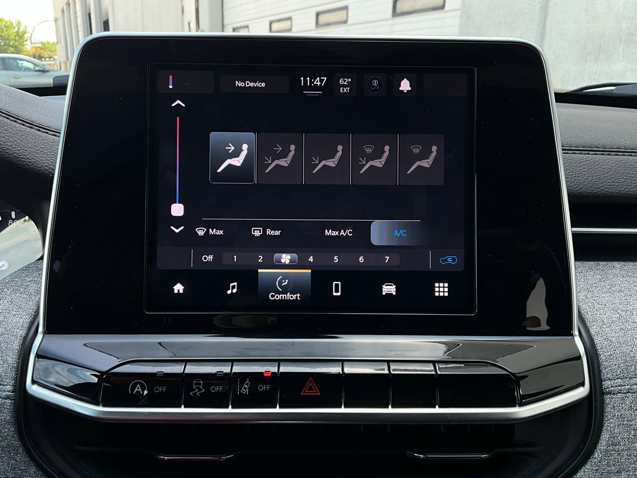 Used 2025 Jeep Compass Latitude image 30