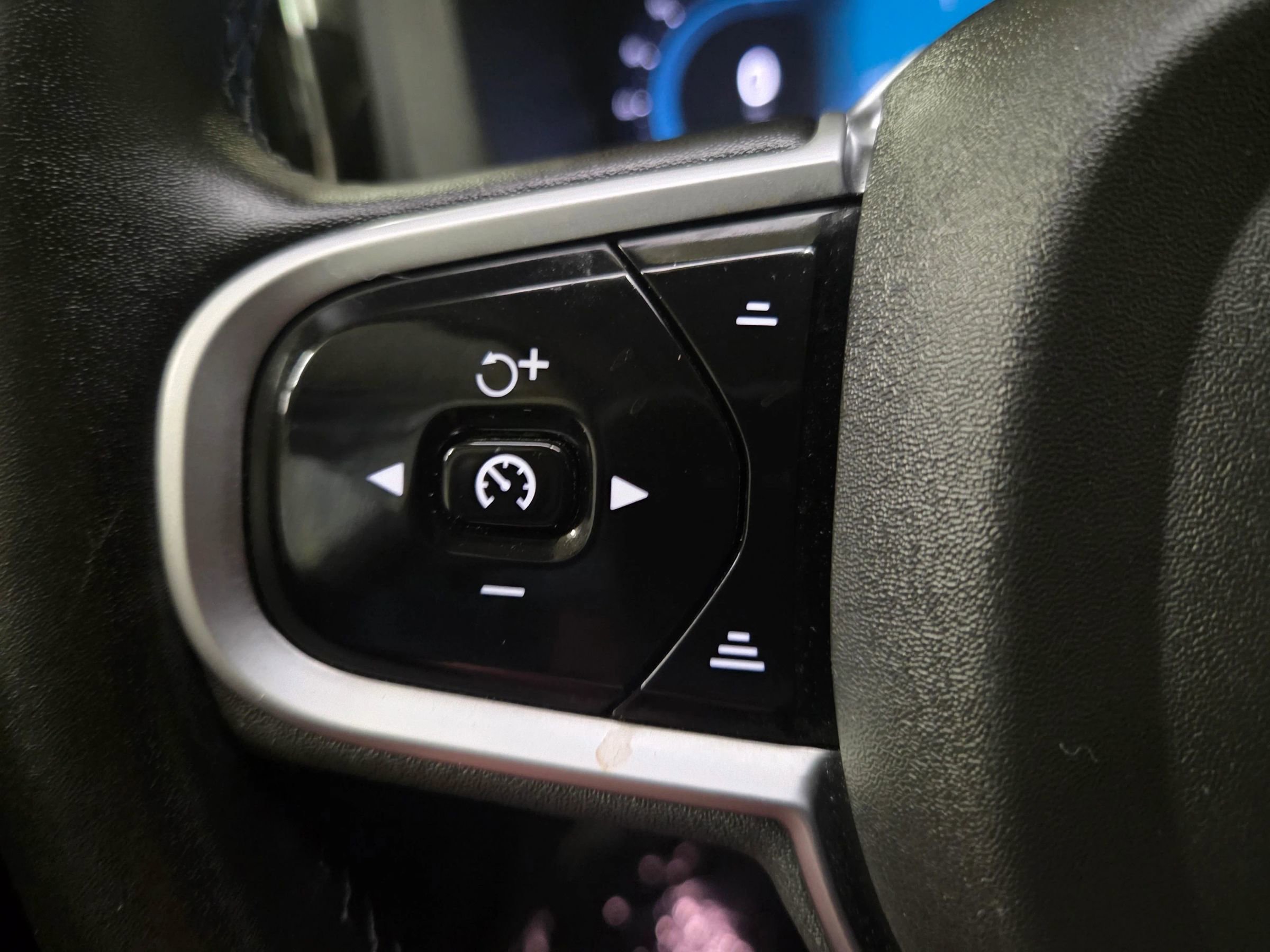 Used 2025 Volvo XC60 B5 Plus image 22