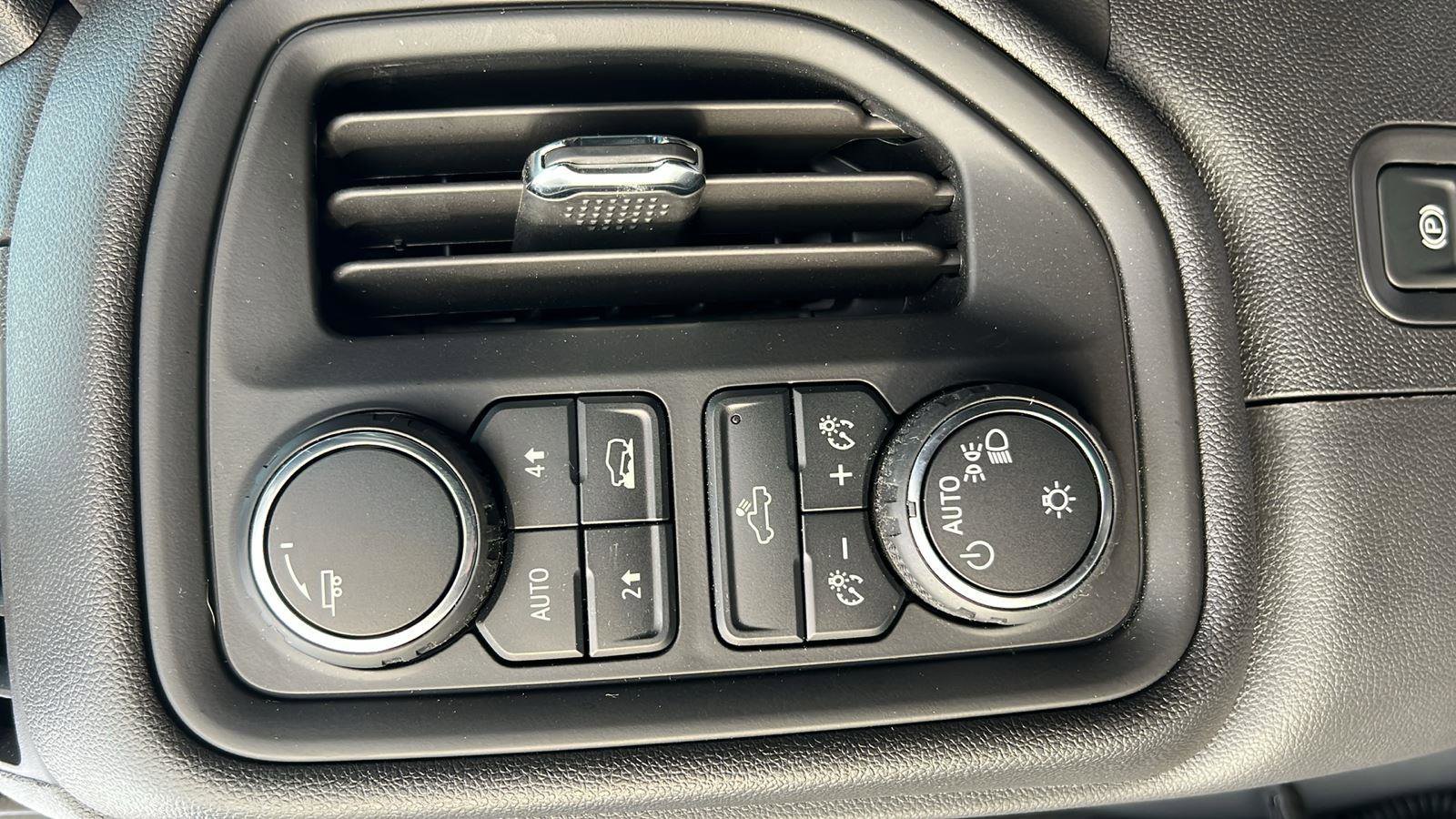 Used 2025 Chevrolet Silverado 1500 Custom w/ Turbomax Blackout Package image 22