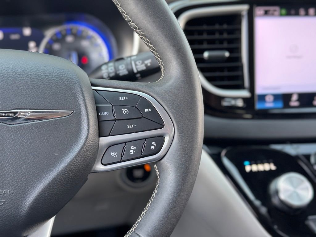 Used 2024 Chrysler Pacifica Touring-L image 12