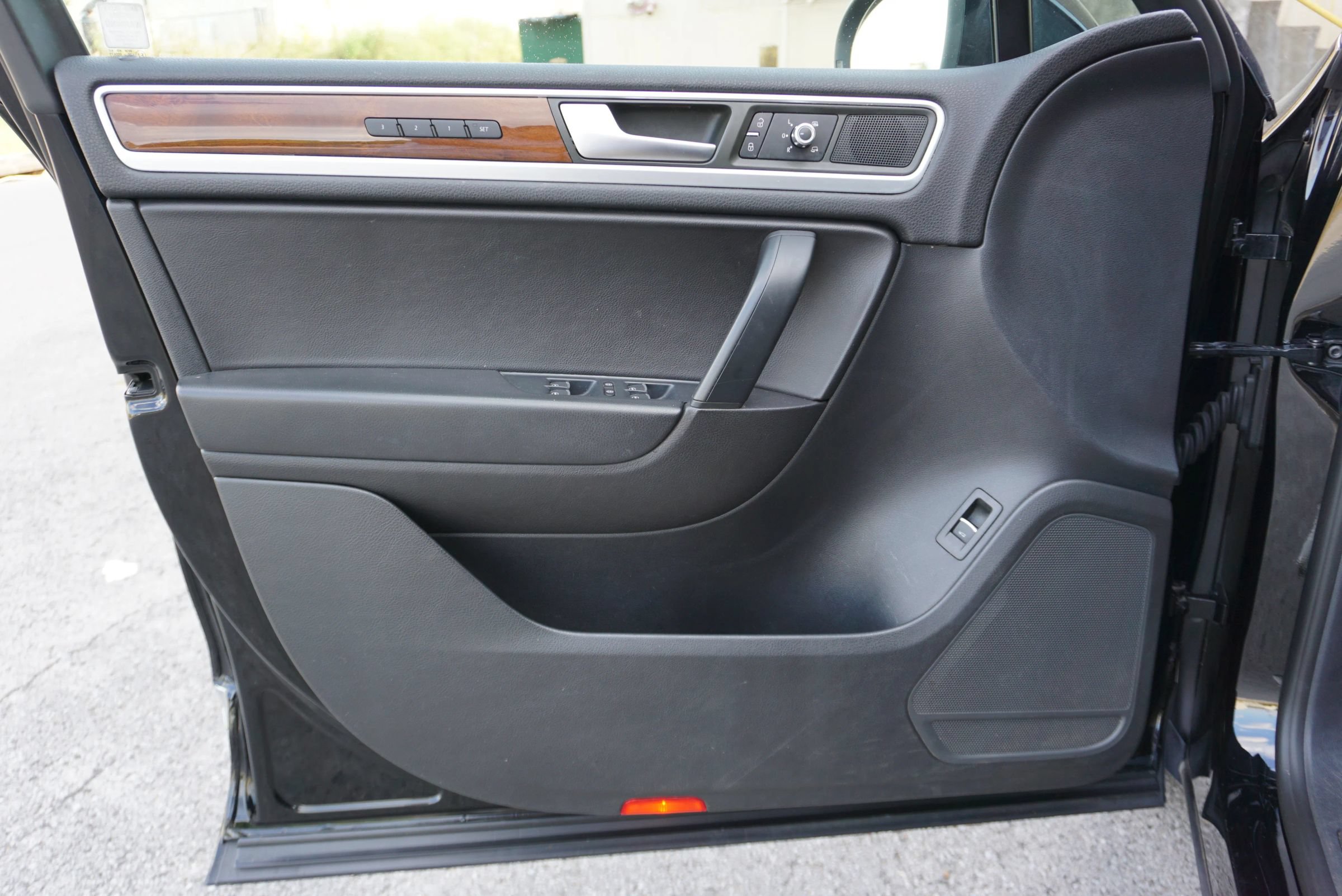 Used 2014 Volkswagen Touareg Sport AWD/4WD image 20