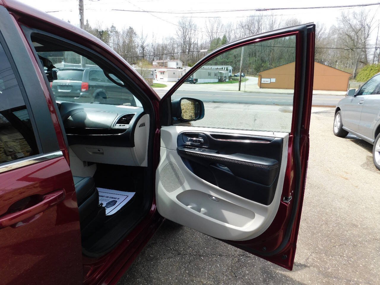 Used 2020 Dodge Grand Caravan SXT FWD image 25