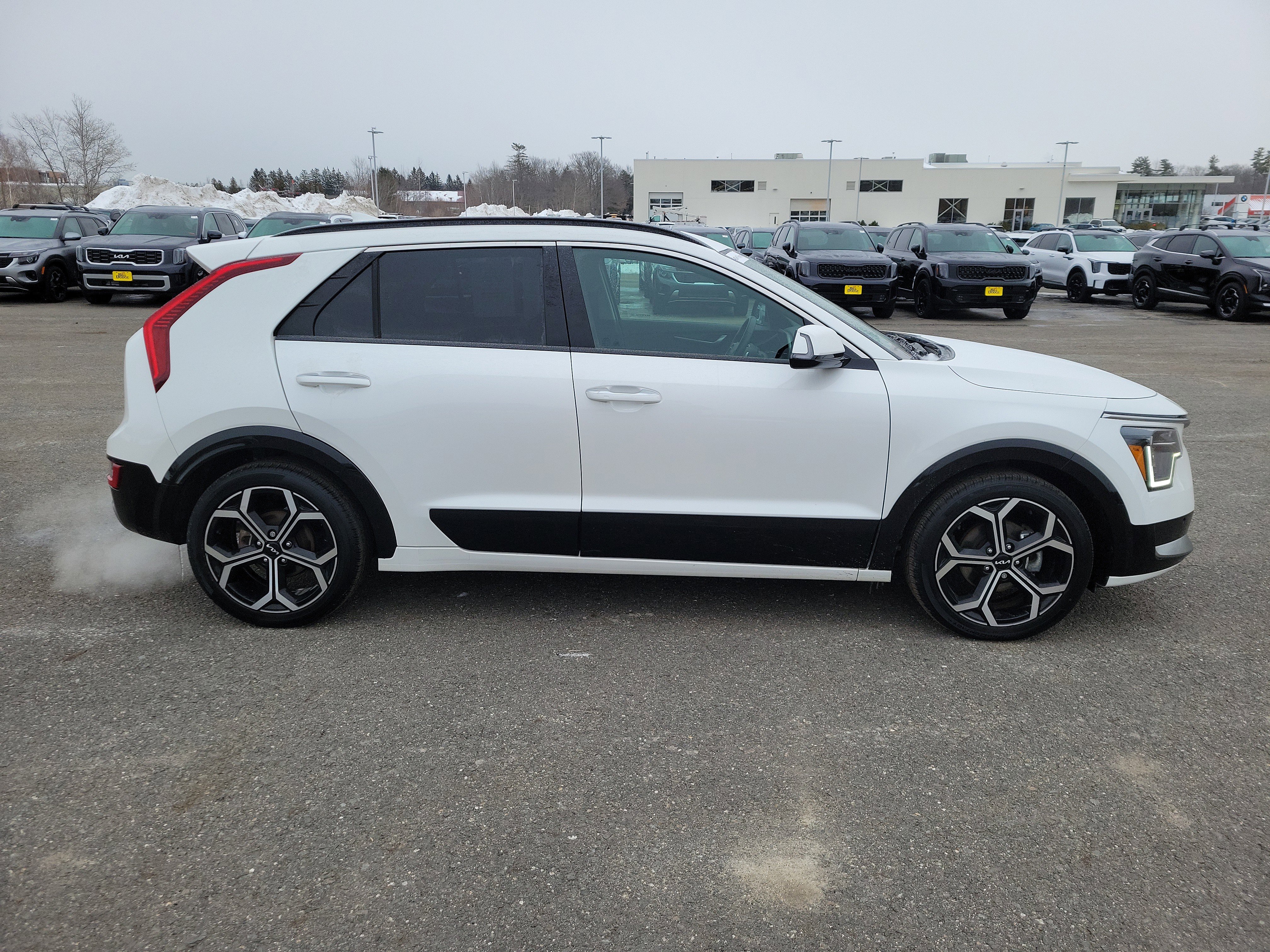 Used 2023 Kia Niro SX Touring image 4