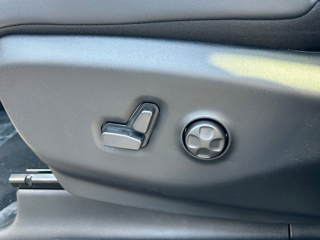 New 2025 Chrysler Pacifica Select w/ Uconnect Theater Family Group image 10