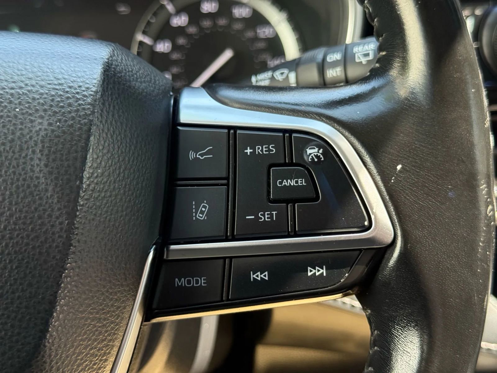 Used 2021 Toyota Highlander XLE AWD/4WD image 30
