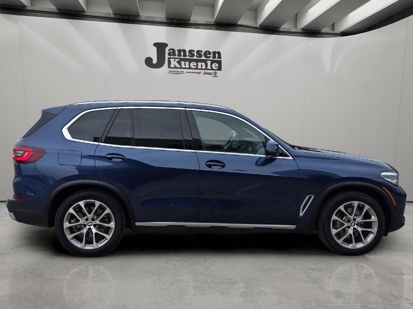 Used 2023 BMW X5 xDrive40i w/ Premium Package AWD/4WD image 3