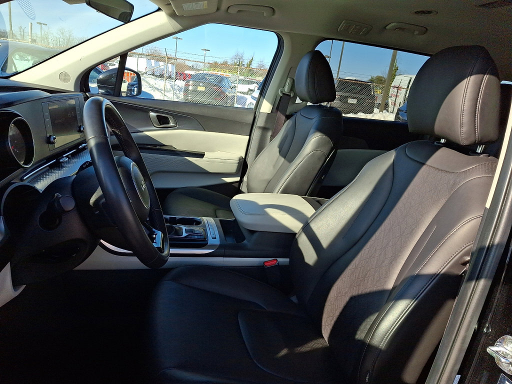 Used 2024 Kia Carnival LX image 24