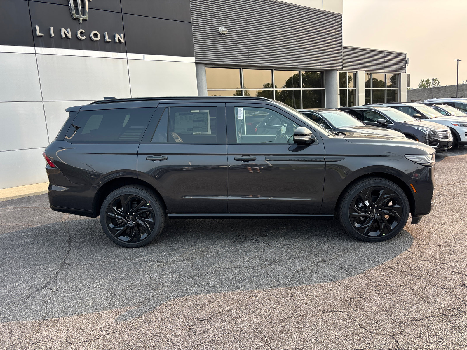 New 2027 Lincoln Navigator Reserve w/ Jet Appearance Package AWD/4WD image 8