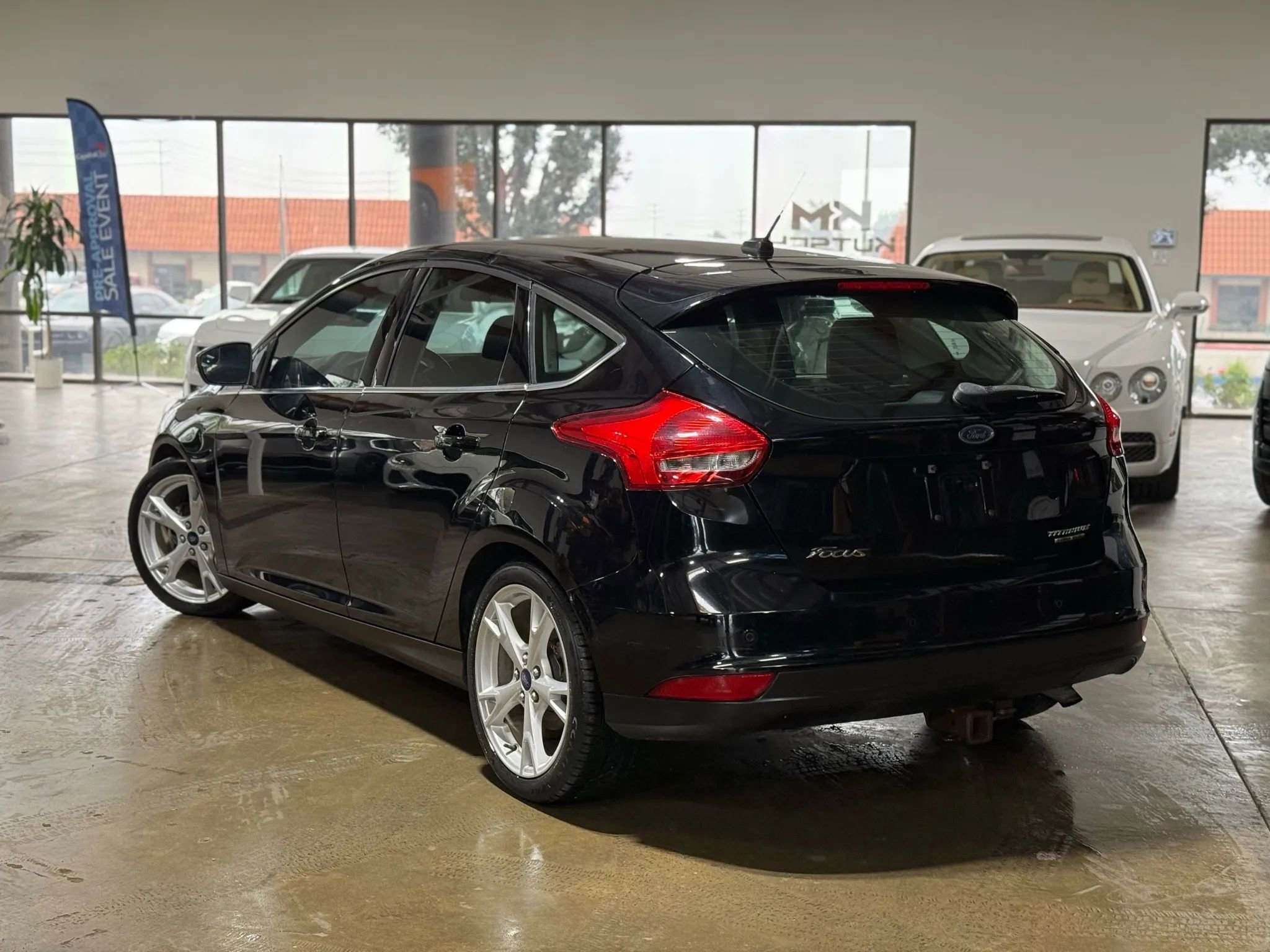 Used 2016 Ford Focus Titanium w/ Titanium Cold Weather Package FWD image 4