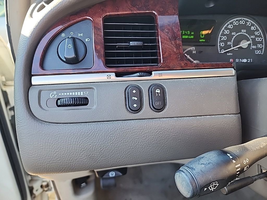 Used 2005 Lincoln Town Car Signature Limited image 17