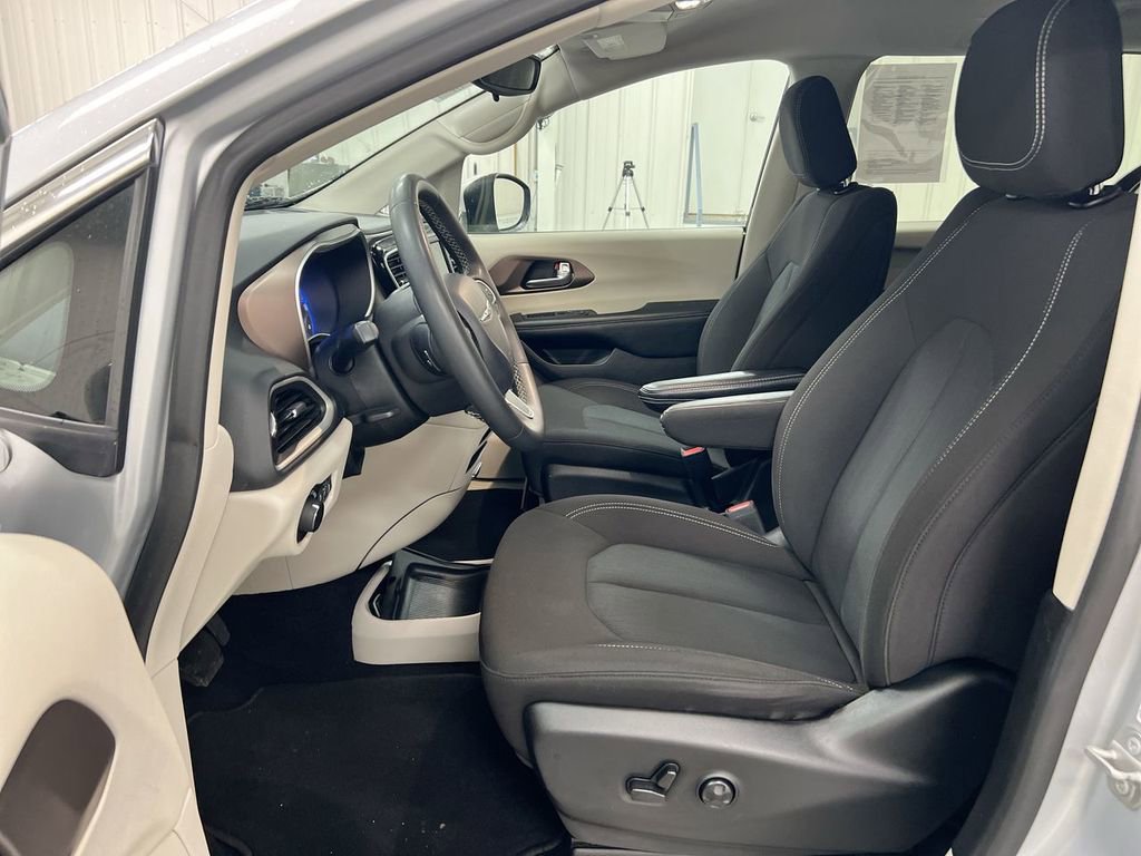 Used 2023 Chrysler Voyager LX image 19