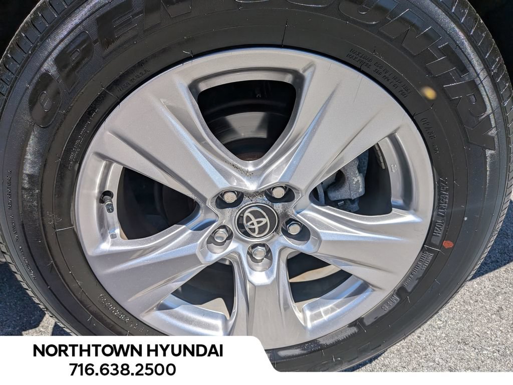 Used 2025 Toyota RAV4 XLE AWD/4WD image 38