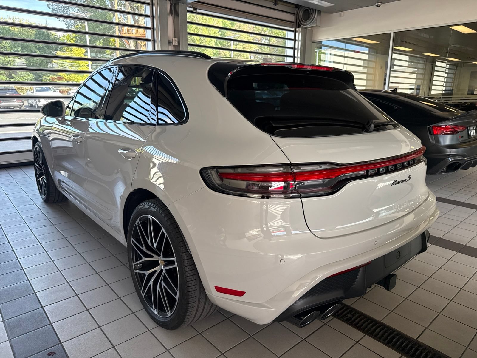 Used 2025 Porsche Macan S AWD/4WD image 2