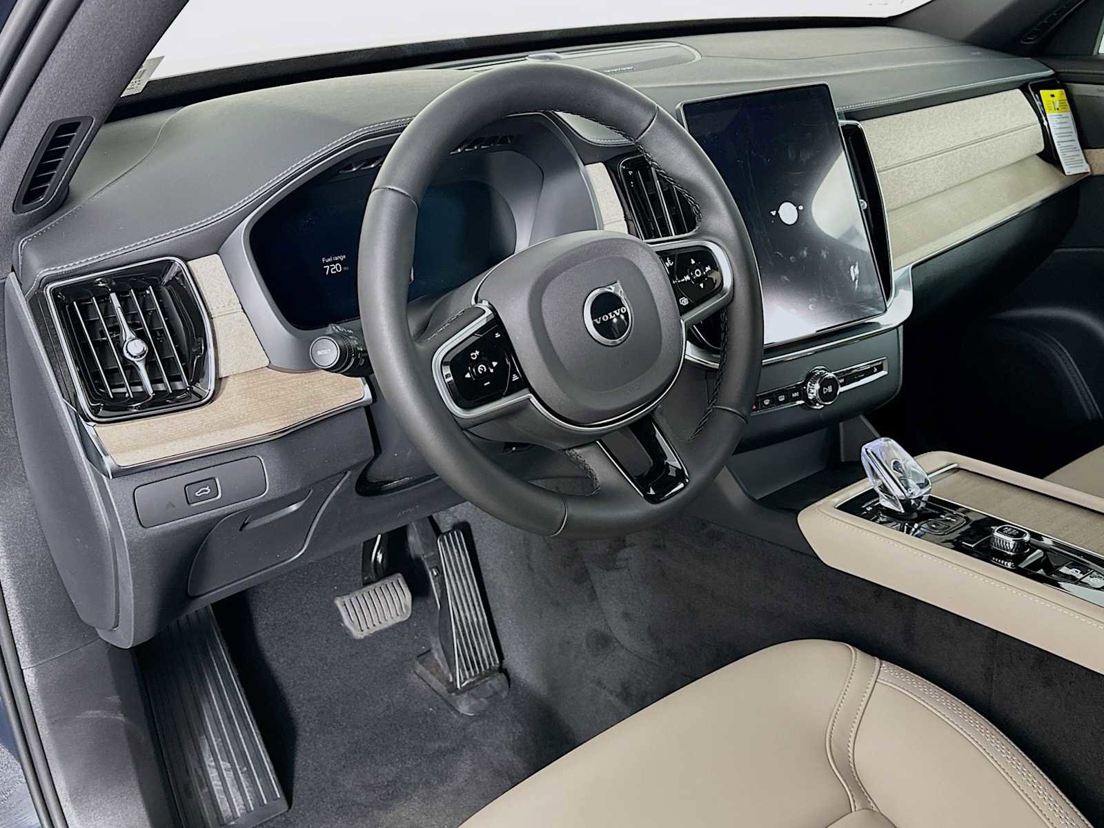 New 2026 Volvo XC90 B6 Plus w/ Protection Package Premier image 9