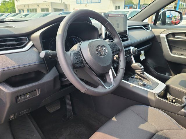 Used 2023 Toyota RAV4 SE image 6
