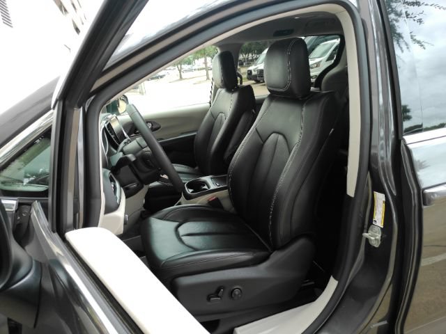 Used 2023 Chrysler Pacifica Touring-L FWD image 16