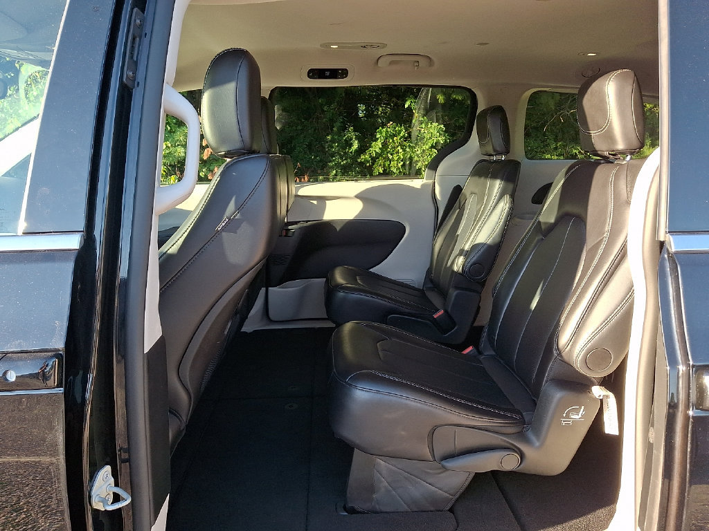 Used 2024 Chrysler Pacifica Touring-L FWD image 11