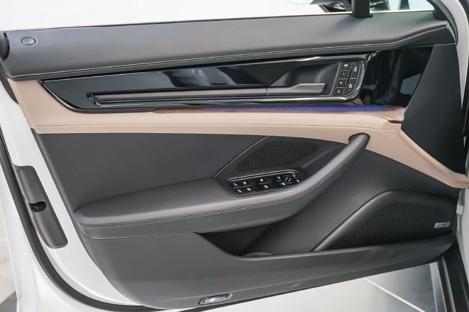 Certified 2025 Porsche Panamera 4 AWD/4WD image 27