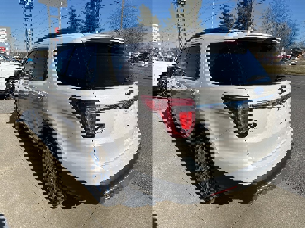 Used 2016 Ford Explorer XLT w/ Equipment Group 202A image 7