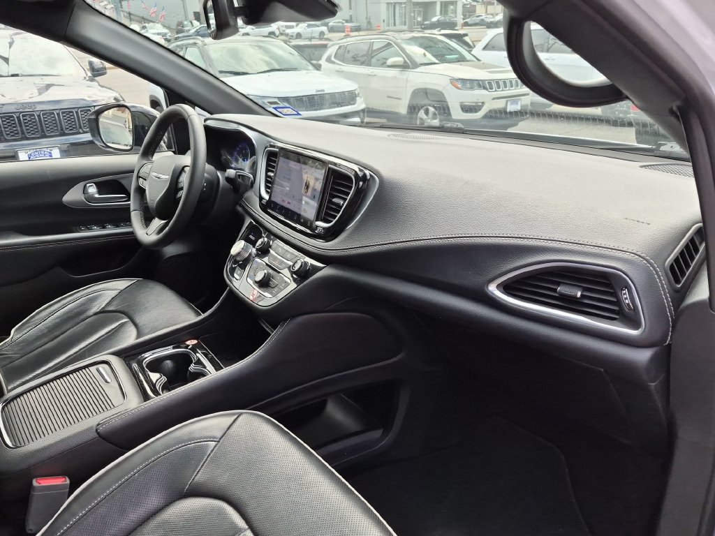 Used 2025 Chrysler Pacifica Limited FWD image 30