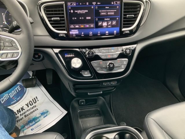 Used 2025 Chrysler Pacifica Select image 23