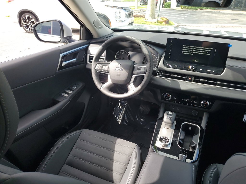 New 2025 Mitsubishi Outlander SE image 15