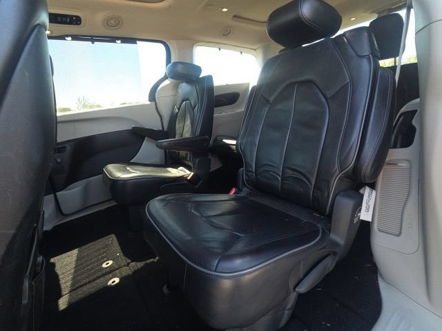 Used 2017 Chrysler Pacifica Limited w/ UConnect Theater Package FWD image 17