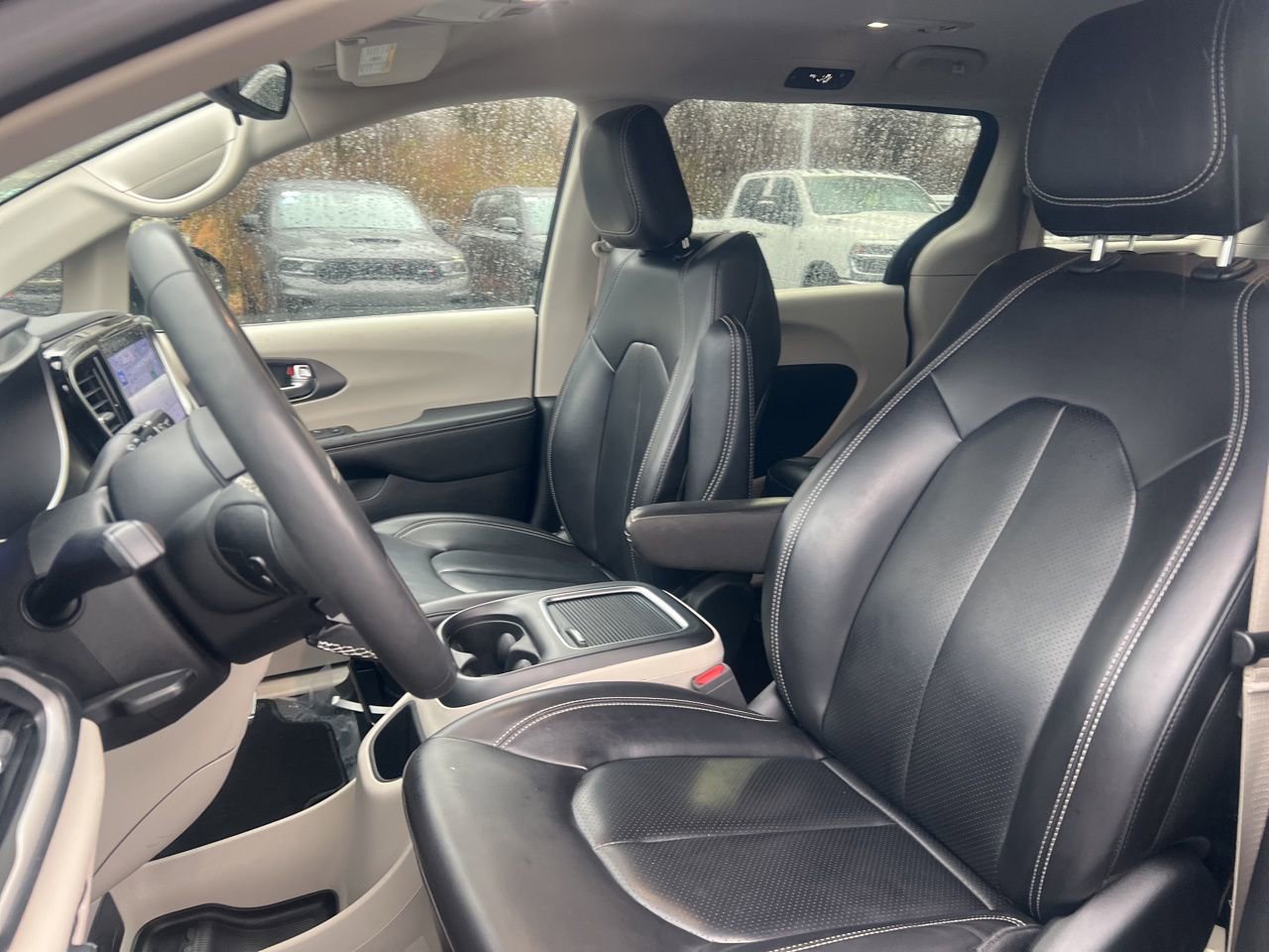Used 2023 Chrysler Pacifica Touring-L FWD image 17
