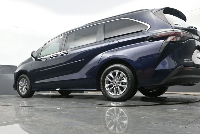 Used 2026 Toyota Sienna XLE AWD/4WD image 26