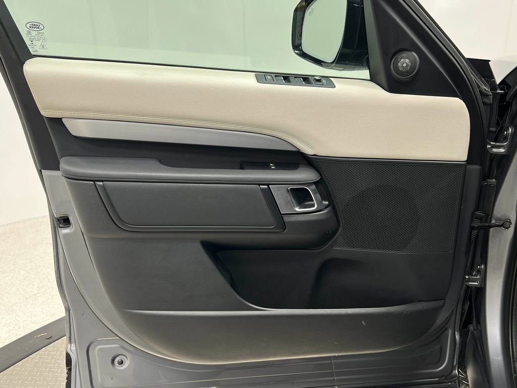 Used 2021 Land Rover Discovery S R-Dynamic image 16