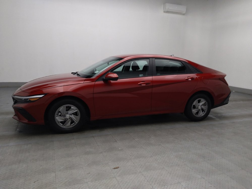 Used 2025 Hyundai Elantra SE image 2