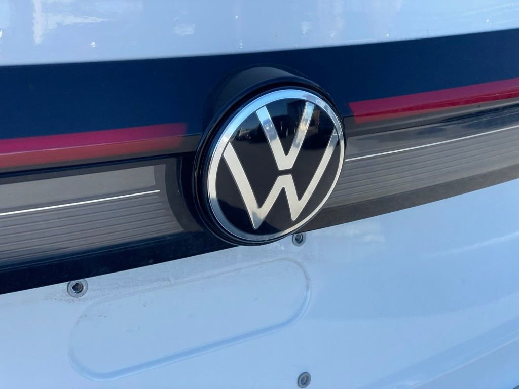 Certified 2025 Volkswagen Taos SE w/ Panoramic Sunroof Package image 24