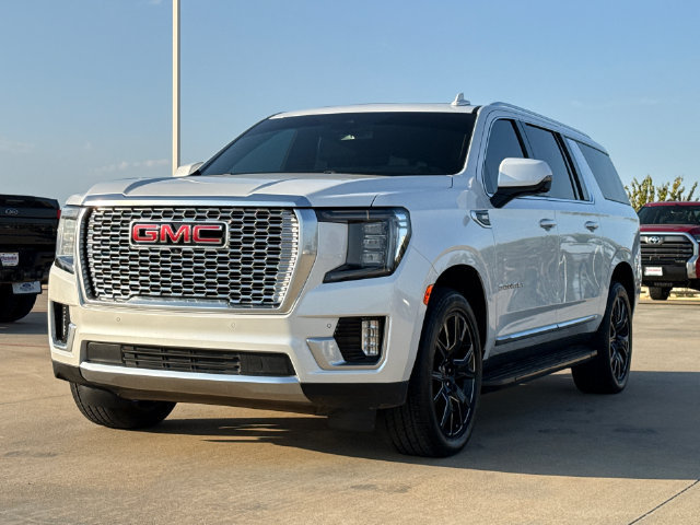 Used 2023 GMC Yukon XL Denali AWD/4WD image 3