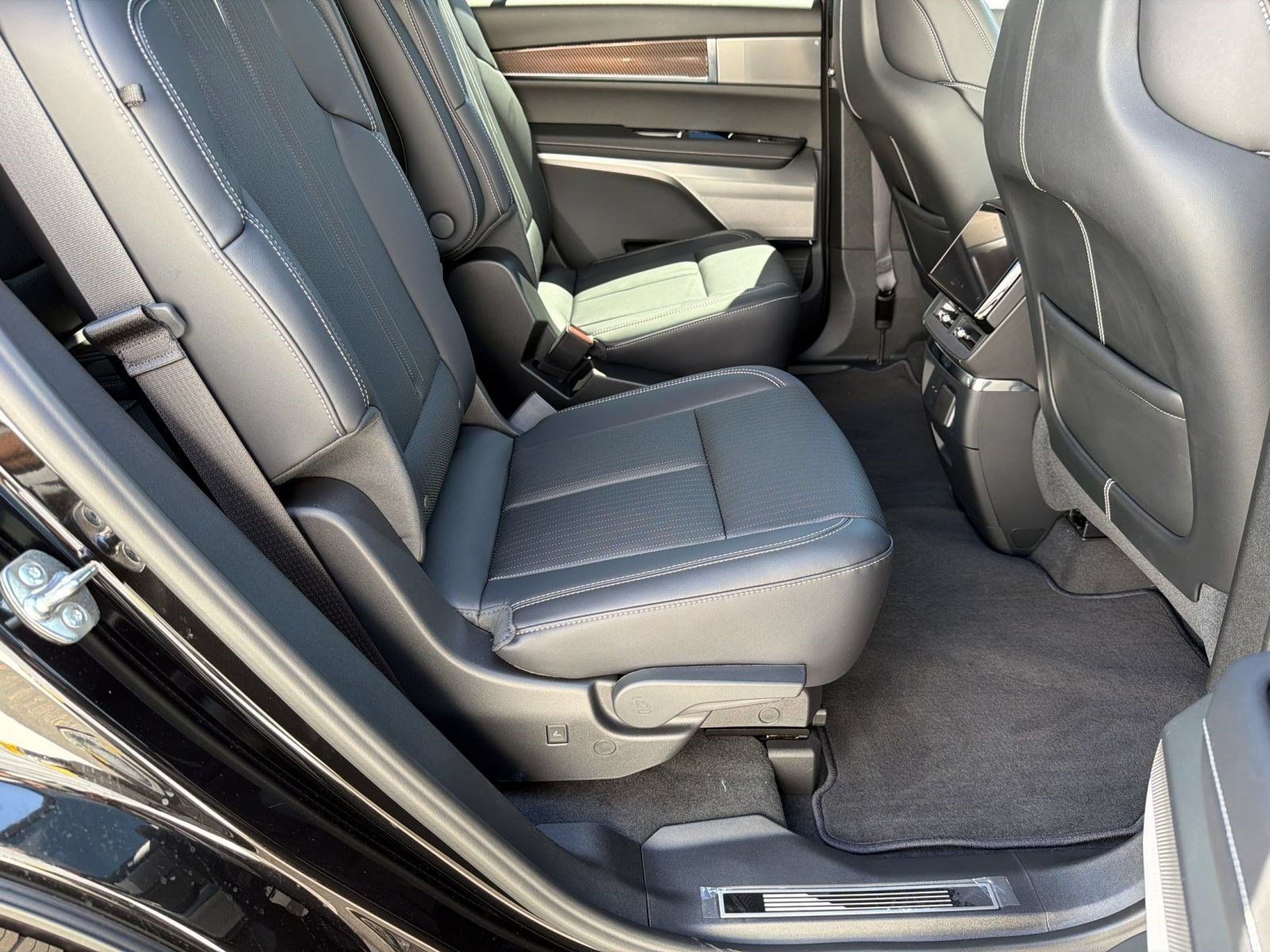 New 2027 Cadillac Vistiq Sport w/ LPO, Floor Liner Package AWD/4WD image 30