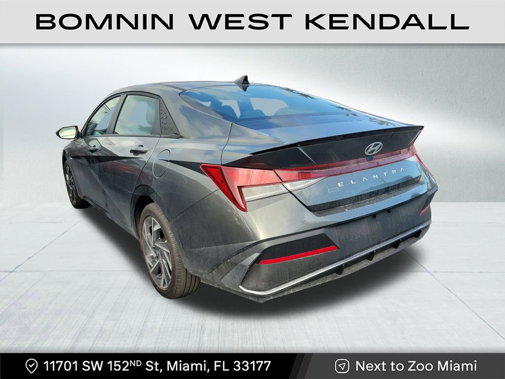 Used 2025 Hyundai Elantra Sport image 3