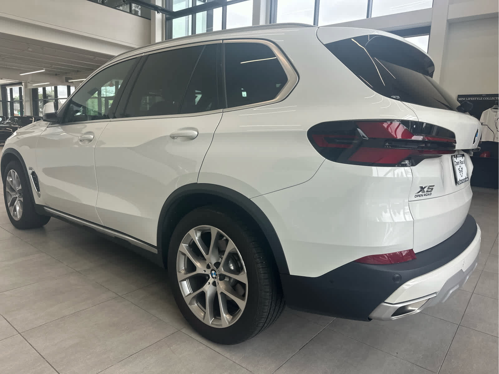 Used 2024 BMW X5 xDrive40i w/ Premium Package AWD/4WD image 3