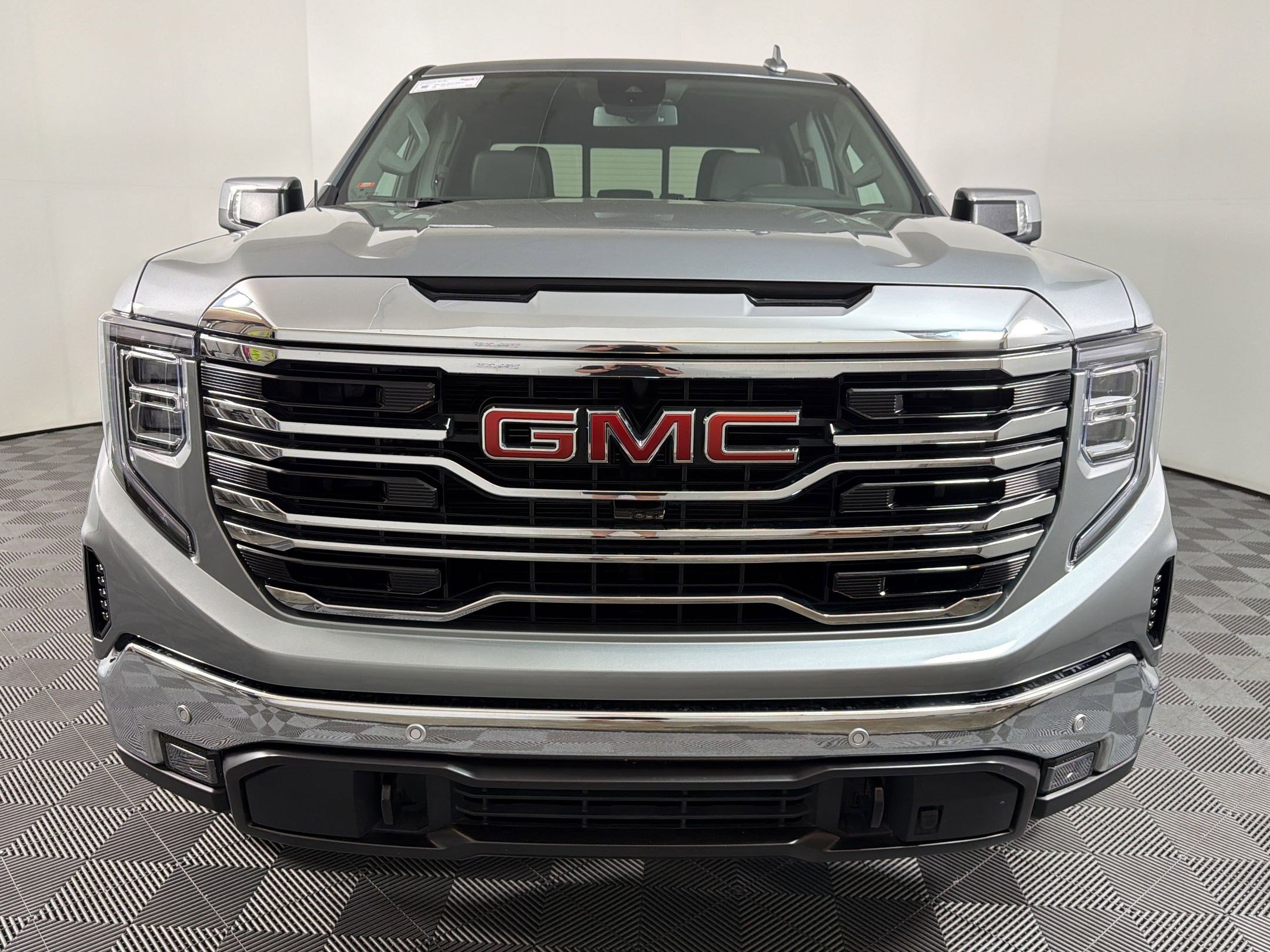 Used 2025 GMC Sierra 1500 SLT w/ SLT Premium Plus Package AWD/4WD image 4