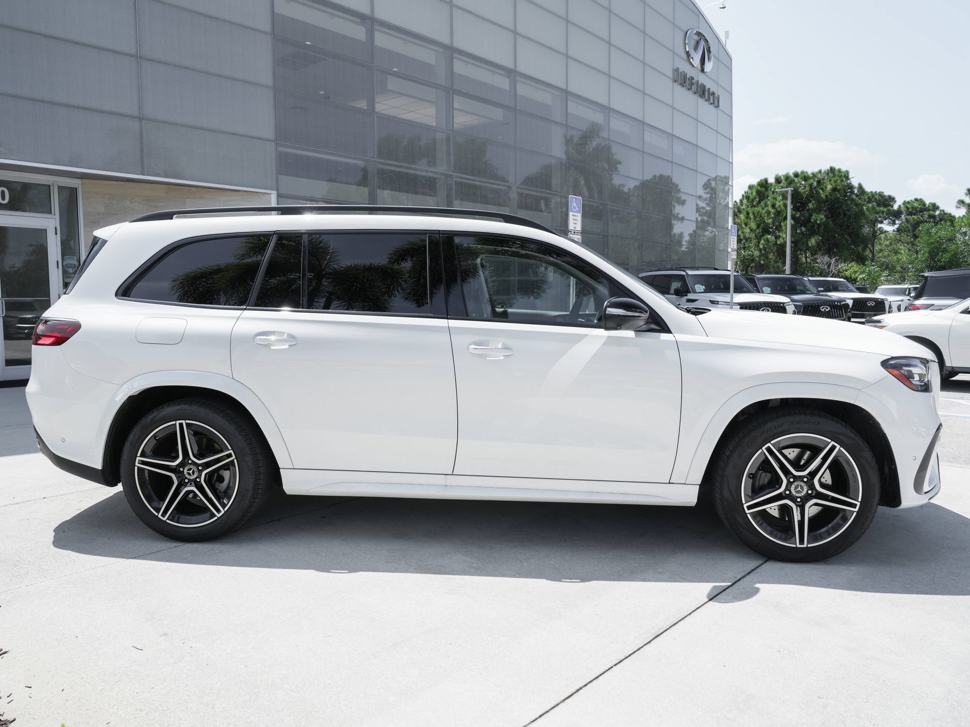 Used 2025 Mercedes-Benz GLS 450 4MATIC image 11