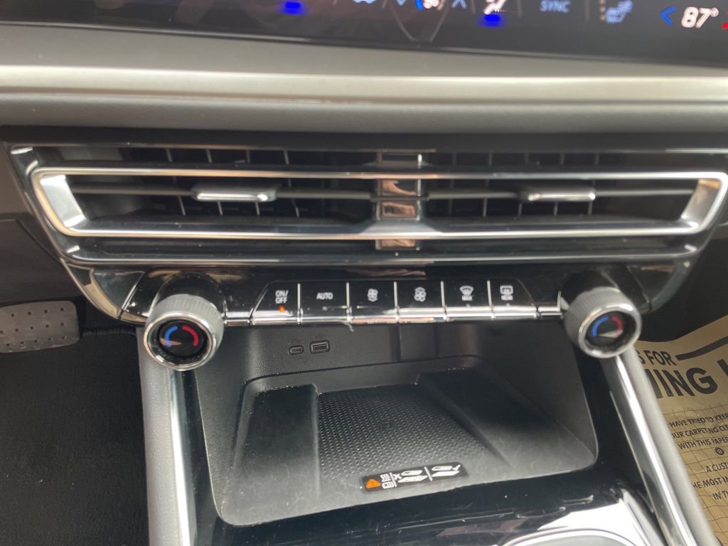 Used 2025 Chevrolet Traverse LT image 26