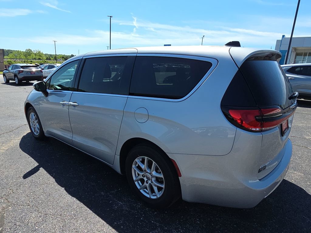 Used 2023 Chrysler Pacifica Touring-L FWD image 6