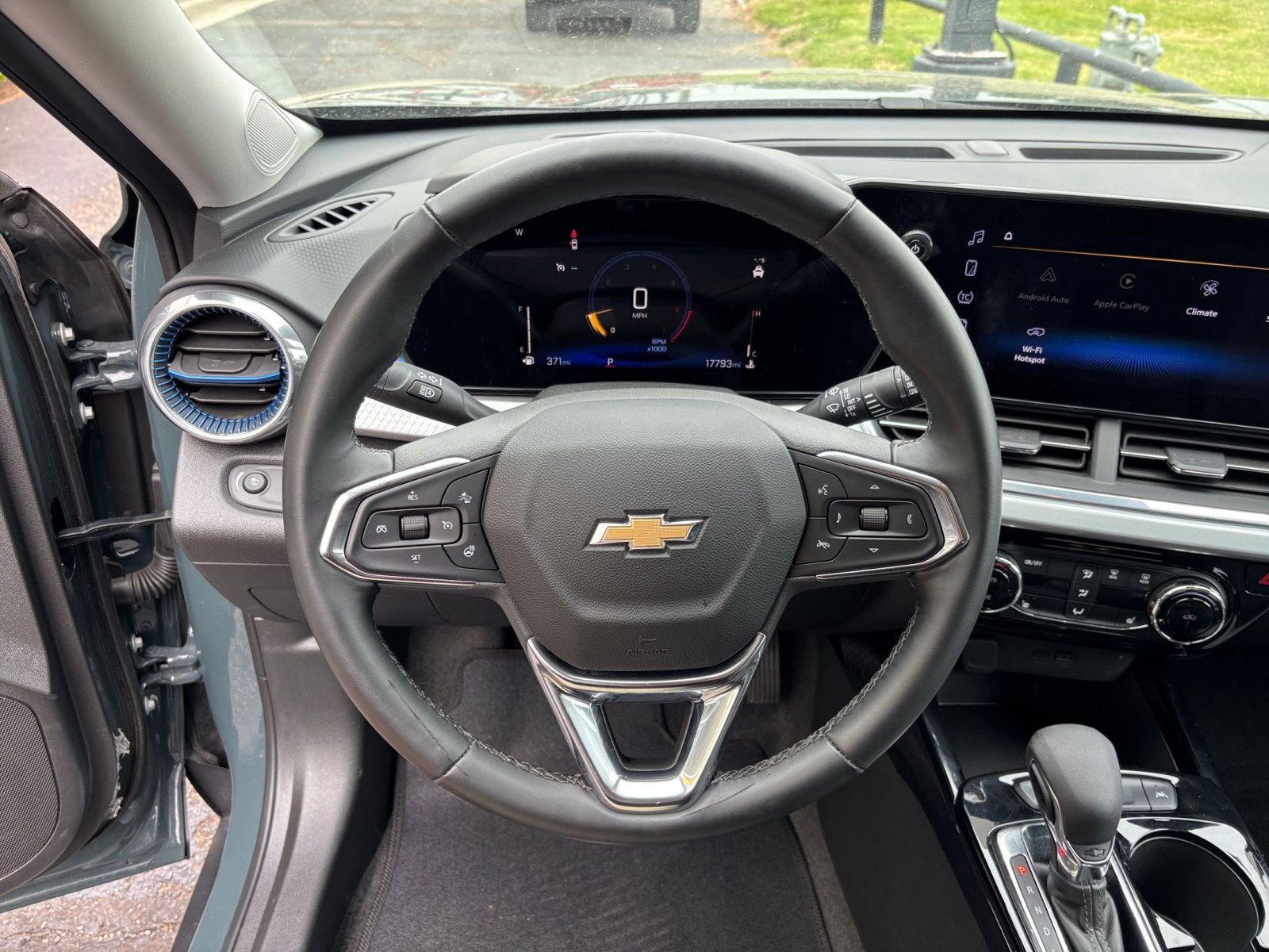 Used 2025 Chevrolet Trax LT w/ LT Convenience Package FWD image 27